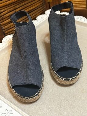 Gap Chambray Espadrilles .Open Toe  Wedge Heel Adjustable Strap Size 8